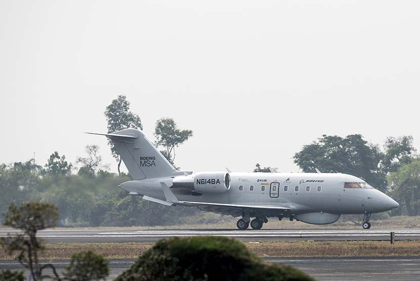 Pesawat Boeing Maritime Surveillance Aircraft (MSA) N614BA tinggal landas di Lanud Halim Perdanakusuma, Jakarta, Rabu (4/11). 