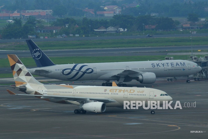 Pesawat milik Garuda Indonesia dan Etihad Airways berada di area parkir pesawat Terminal 3 Bandara Soekarno Hatta, Tangerang, Banten, Jumat (15/3/2019). Maskapai asal Uni Emirat Arab, Etihad Airways mengumumkan rencana rekrutmen kru kabin atau pramugari dan pramugara pada bulan ini. 
