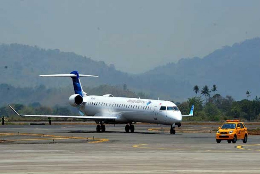 Garuda Indonesia serves the Singapore-Silangit route with Explore Jet Bombardier CRJ-1000 on every Tuesday, Friday, and Sunday.