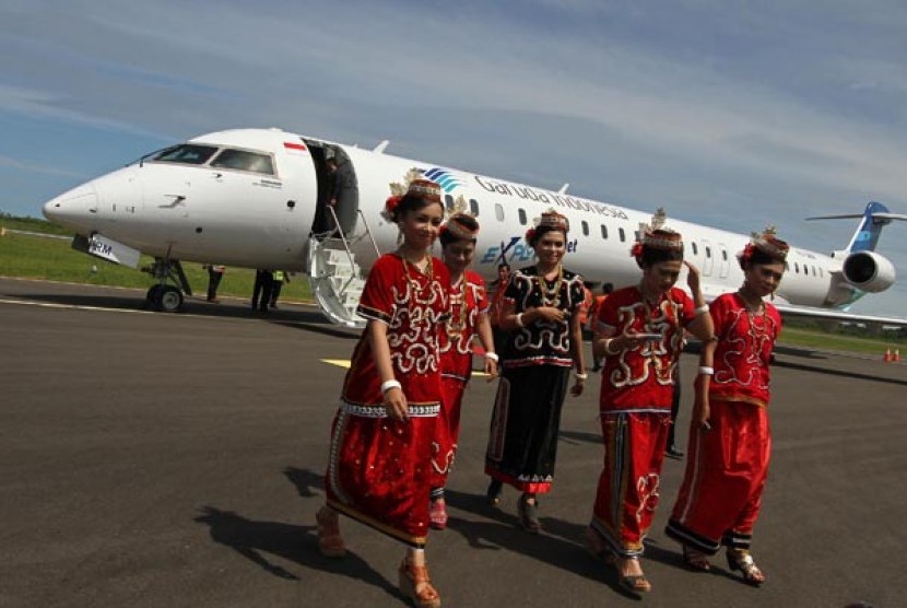 Pesawat Bombardir CRJ 1000 maskapai Garuda Indonesia saat melakukan penerbangan khusus di Bandara Tampa Padang, Mamuju, Sulawesi Barat.