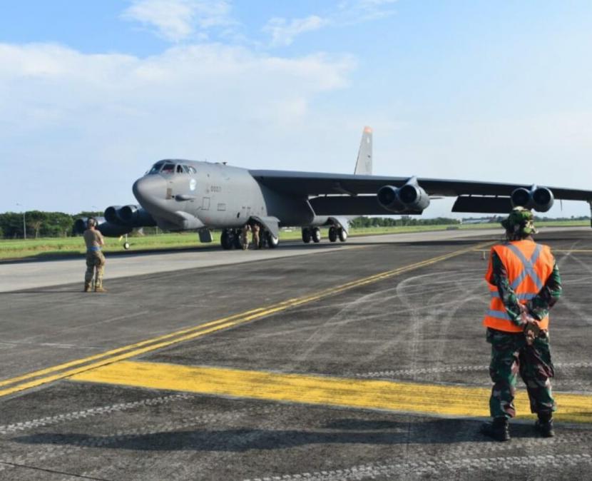 Pesawat bomber B-52 Angkatan Udara Amerika Serikat (AU AS) mendarat di Bandara Kualanamu, Provinsi Sumut, Senin (19/6/2023).