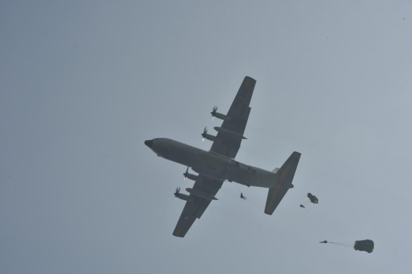 Pesawat C-130 Hercules dari Skadron Udara 31 menerjunkan personel dan logistik dalam latihan Rajawali Perkasa 2020.