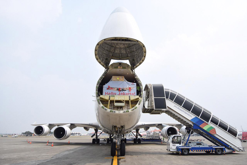Pesawat Cargolux melakukan proses loading / unloading pesawat freighter Boeing 747F yang menbawa total kargo seberat 77,395 ton, mengangkut 25 ekor kuda dan berbagai suku cadang.