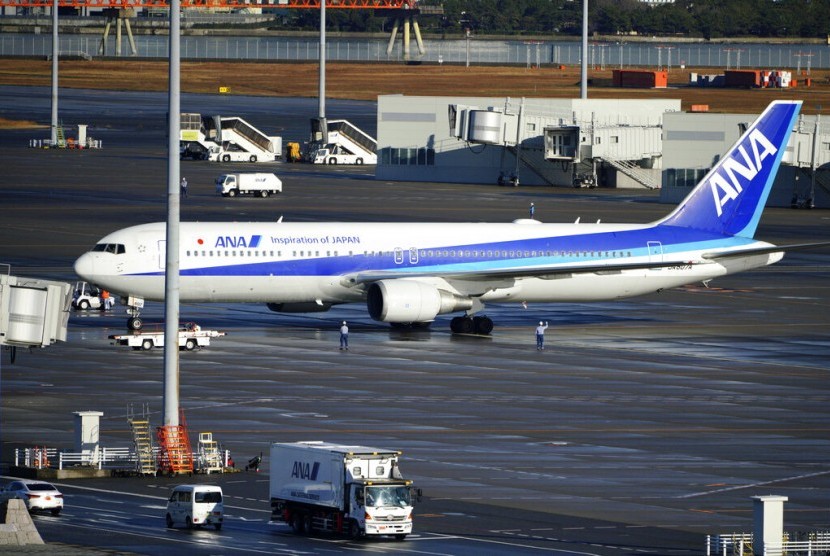 Pesawat carteran pemerintah Jepang membawa warga Jepang yang dievakuasi dari Wuhan, China, sudah mendarat di bandara Haneda, Tokyo, Rabu (29/1). China melaporkan terus adanya peningkatan jumlah korban virus corona. 