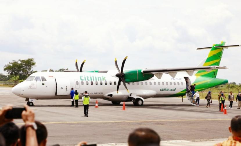 Pesawat Citilink rute Jakarta-Blora kembali mendarat di landasan pacu Bandara Ngloram, Kabupaten Blora, Jawa Tengah, Jumat (27/1/2023).