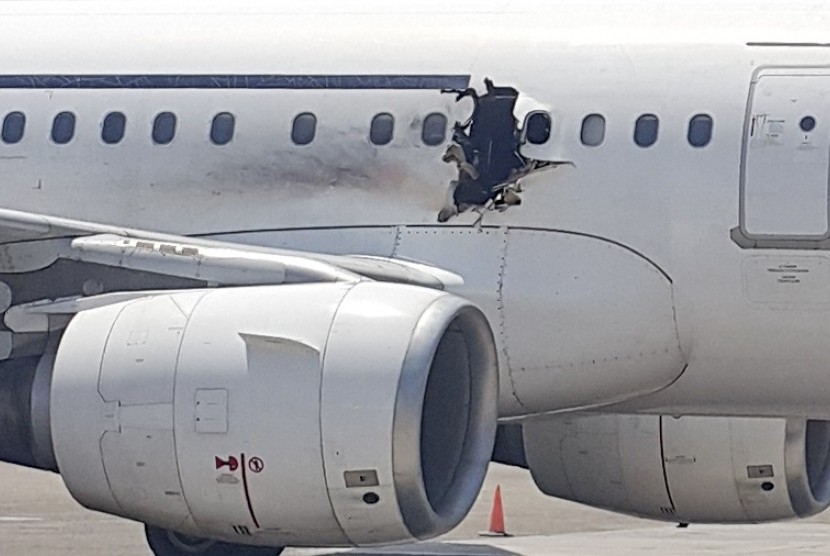Pesawat yang berhasil melakukan pendaratan darurat setelah satu bom diledakkan saat pesawat baru 15 menit lepas landas. (Ilustrasi)