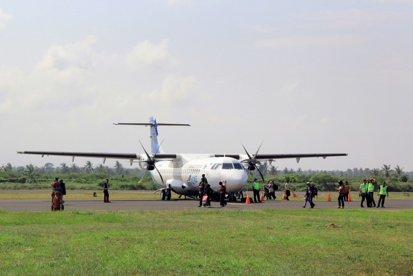 Pesawat dari sebuah maskapai penerbangan beroperasi di Bandar Udara Blimbingsari, Banyuwangi, Jawa Timur, Jumat (24/7).