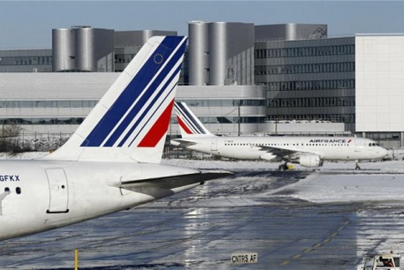 Pesawat di atas landasan Bandara Charles de Gaulle, Paris, Prancis