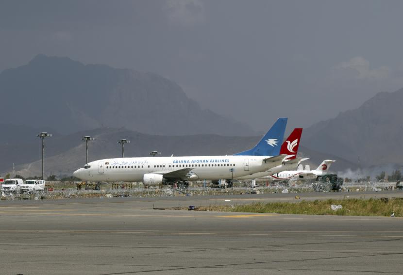 Pesawat diparkir di landasan Bandara Internasional Hamid Karzai setelah penarikan militer AS, di Kabul, Afghanistan, Selasa, 31 Agustus 2021. Taliban menguasai penuh bandara Kabul pada Selasa, setelah pesawat AS terakhir meninggalkannya landasan pacu, menandai berakhirnya perang terpanjang Amerika.