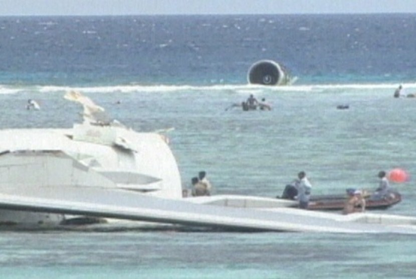Pesawat Ethiopian Airlines yang dibajak jatuh ke laut karena kehabisan bahan bakar, 23 November 1996.