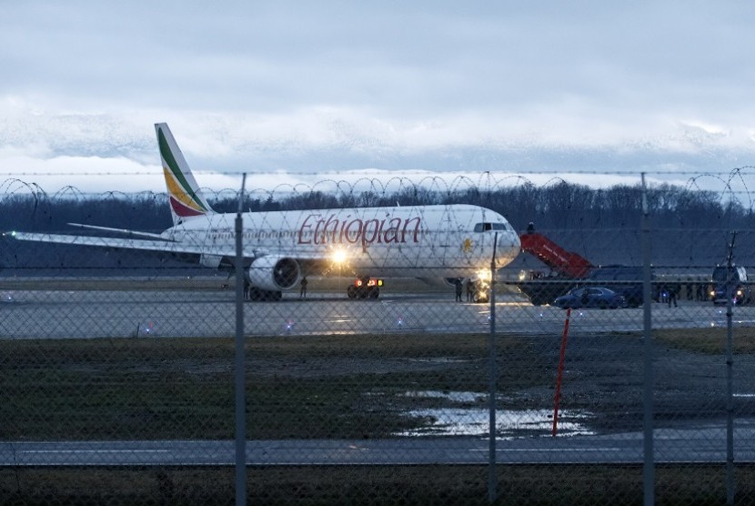 Pesawat Ethipoia Airlines yang dibajak pilotnya sendiri, saat mendarat di bandara Genewa, Swiss