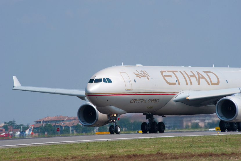 Pesawat  Etihad Airways. Mengantarkan bantuan untuk penanganan Covid-19 di Palestina, pesawat Etihad terbang untuk pertama kalinya ke Israel.