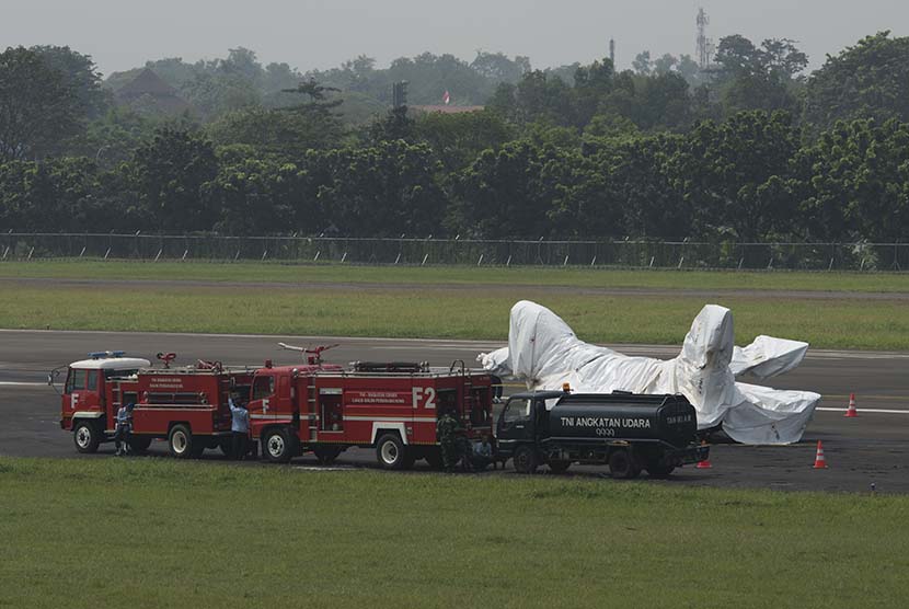 Pesawat F-16 telah ditutupi terpal putih di Pangkalan Udara Halim Perdanakusuma, Jakarta, Kamis (16/4). (Antara/Rosa Panggabean)