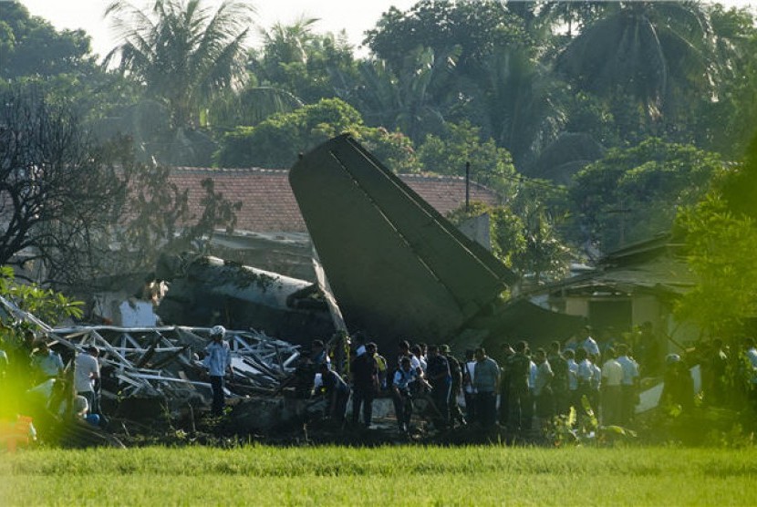  Pesawat Fokker 27 jatuh di sekitar kompleks perumahan Halim Perdanakusuma, Jakarta, Kamis (21/6). 