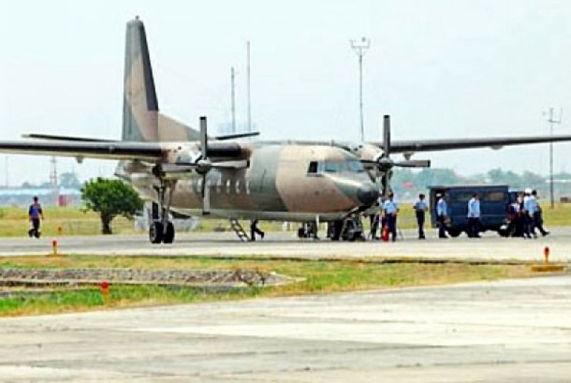 Pesawat Fokker 27 jatuh menimpa rumah warga di kompleks perumahan Rajawali, Kelurahan Halim, Jakarta Timur, Kamis (21/6).