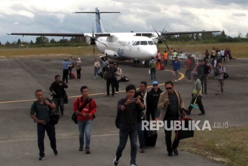 Pesawat Garuda Explorer ATR72-600 tiba di Bandara Silangit, Siborongborong, Sumatera Utara, Jumat (19/8)
