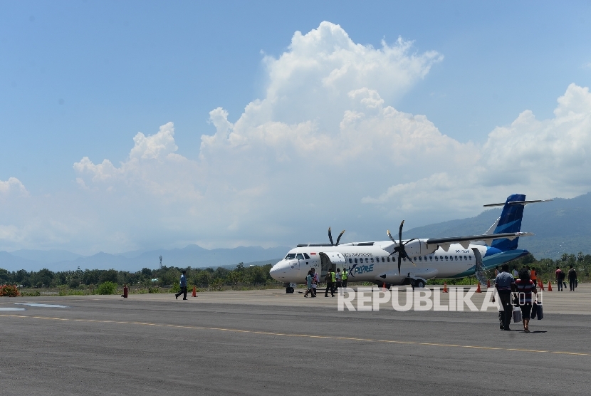 Pesawat mengisi penumpang sebelum terbang ke Bali di Bandara Frans Seda, Maumere, NTT, Kamis (22/9).