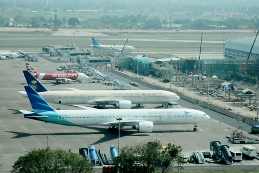 Pesawat Garuda Indonesia dan beberapa maskapai lainnya di Bandara Internasional Soekarno-Hatta, Tangerang, Banten.