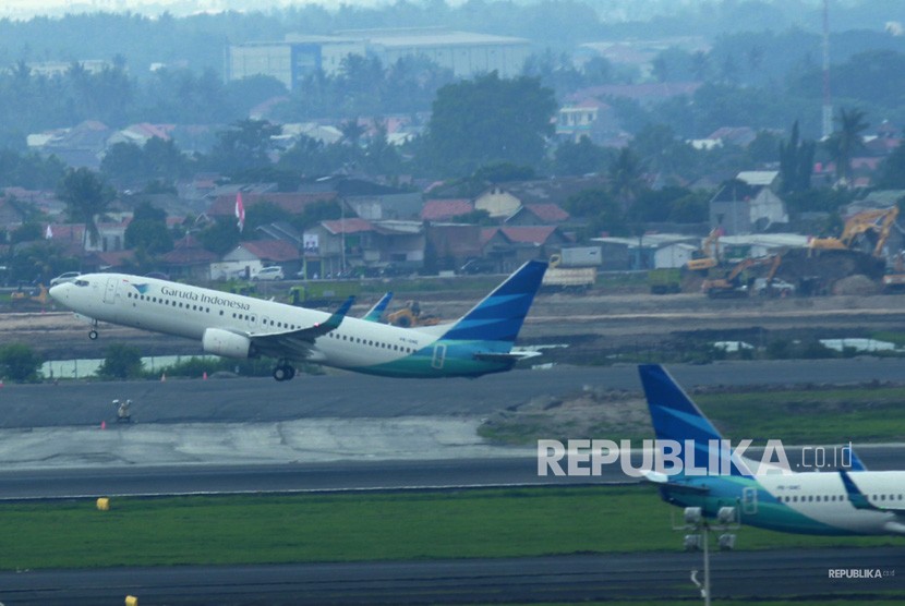 Pesawat Garuda Indonesia lepas landas di Bandara Soekarno Hatta, Tangerang, Banten (ilustrasi). PT Garuda Indonesia (Persero) Tbk berhasil mengubah kerugian pada 2021 menjadi untung pada 2022.