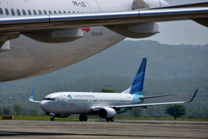 Pesawat Garuda Indonesia memasuki area apron.