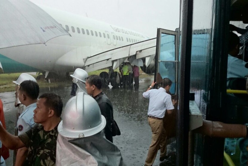 Pesawat Garuda Indonesia mengalami insiden over runway atau keluar landasan karena tergelincir di Bandara Sultan Hasunddin.