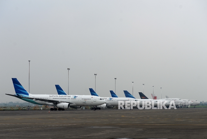 Pesawat Garuda Indonesia menunggu jadwal perawatan fasilitas GMF di Bandara Soekarno Hatta. (ilustrasi)