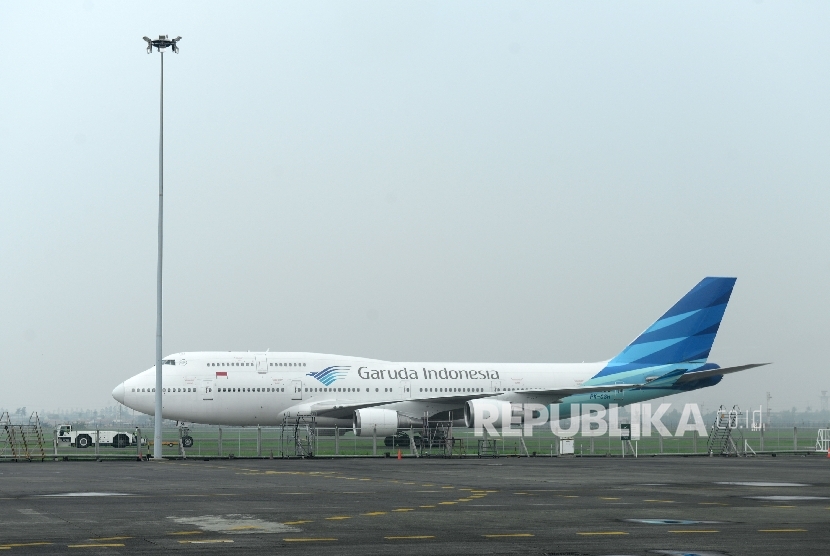 Pesawat Garuda Indonesia. Garuda Indonesia akan menyiapkan tes cepat (rapid test) untuk mendeteksi Covid-19 penumpang yang akan melakukan penerbangan.