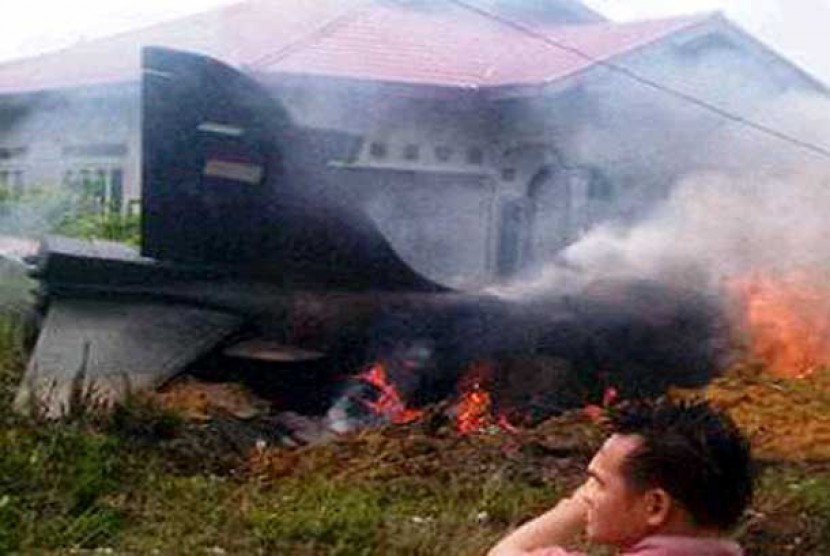   Pesawat Hawk 200 Single Seater (Kursi Tunggal) milik TNI AU jatuh sekitar 3 km dari Bandara Sultan Syarief Kasim II Pekanbaru, Selasa (16/12).