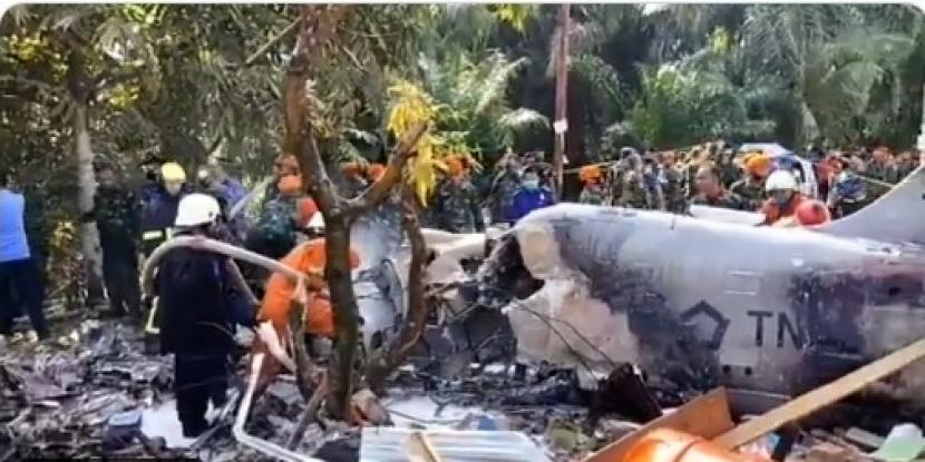 Pesawat Hawk 209 dari Skadron Udara 12 Lanud Roesmin Nurjadin jatuh dan terbakar di daerah permukiman penduduk di Desa Kubang Jaya Kecamatan Siak Hulu, Kabupaten Kampar, Provinsi Riau, Senin (15/6/2020).