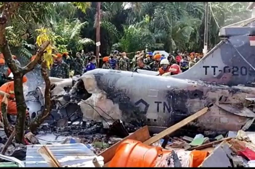 Pesawat Hawk 209 jatuh di Desa Kubang Jaya, Kabupaten Kampar, Riau, Senin (15/6).