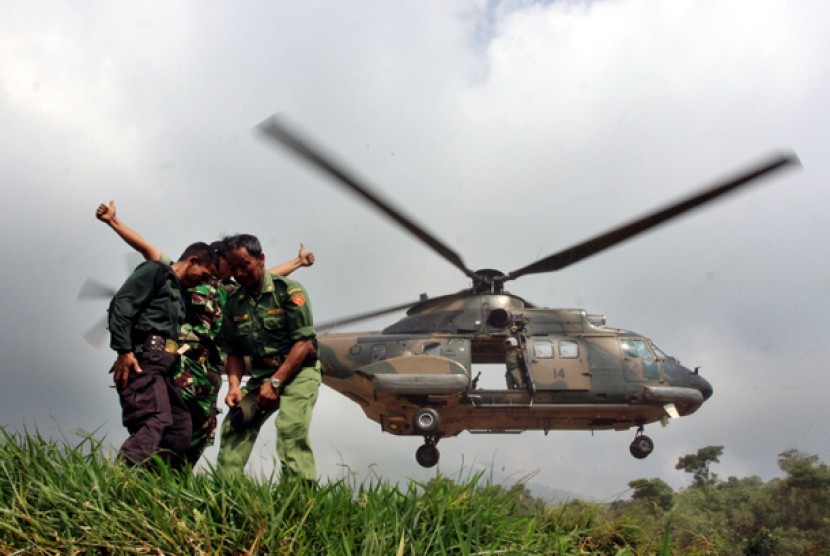 Pesawat heli jenis Super Puma milik TNI-AU mengangkut personel Paskhas AU mendarat di helipad yang dibangun di kawasan Cijeruk, Bogor, Jawa Barat. 