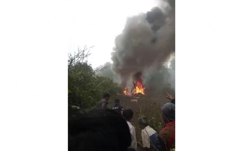 Pesawat helikopter jatuh di perkebunan teh Rancabali, Ciwidey,  Bandung, Ahad (28/5/2023).