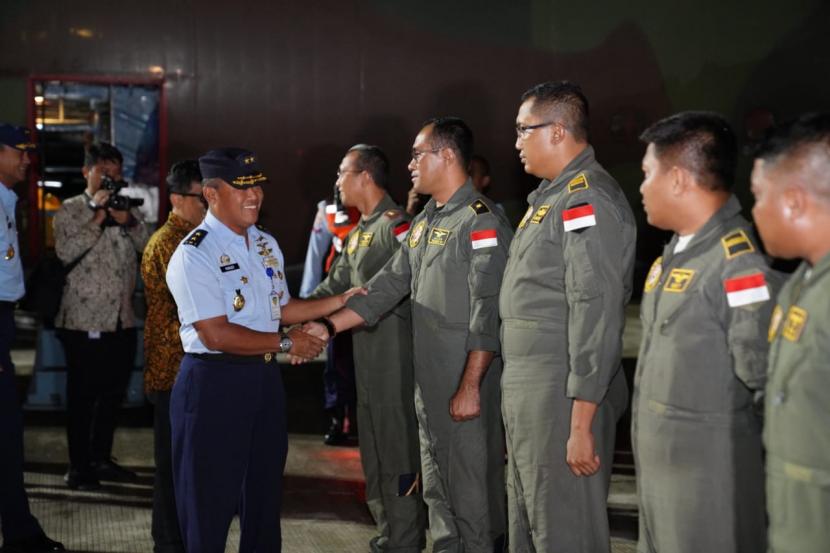 Pesawat Hercules C-130 A-1320 milik TNI AU membawa 14 WNI korban perdagangan orang di Myanmar kembali ke Tanah Air.