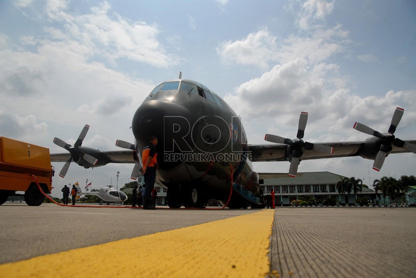   Pesawat Hercules C-130 yang akan digunakan untuk operasi Teknologi Modifikasi Cuaca (TMC) atau hujan buatan di Lanud Halim Perdana Kusuma, Jakarta, Selasa (14/1).  (Republika/Rakhmawaty La'lang)
