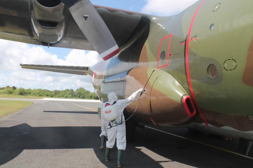 Pesawat hercules C130 beserta seluruh kru yang bertugas mengangkut logistik medis dari China didisinfektasi. Pun demikian dengan sejumlah logistik medis di dalam kabin. (Dok. Dispenau)