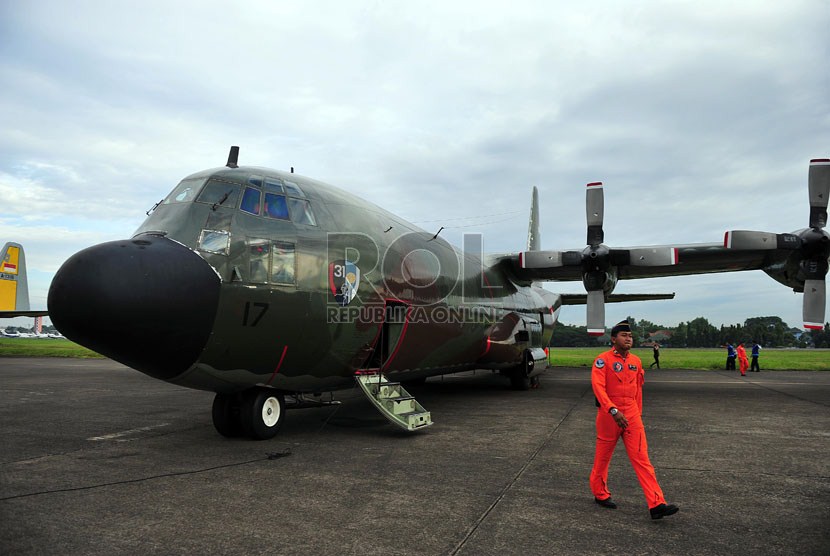   Pesawat Hercules milik TNI Angkatan Udara mengangkut sejumlah penerjun saat acara peringatan HUT TNI AU ke-67 di Lanud Halim Perdanakusumah, Jakarta Timur, Selasa (9/4). (Republika/Edwin Dwi Putranto)