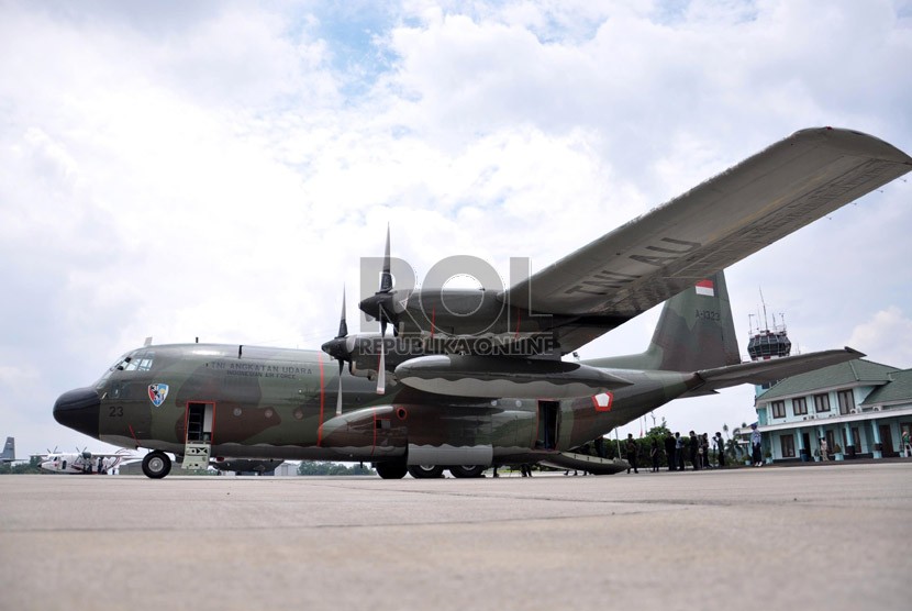   Pesawat Hercules yang akan digunakan dalam proses pelaksanaan teknologi modifikasi cuaca untuk di Pangkalan lanud Halim Perdanakusuma, Jakarta Timur, Sabtu (26/1).   (Republika/Rakhmawaty La'lang)