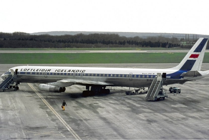 Pesawat Icelandic Airlines DC-8.