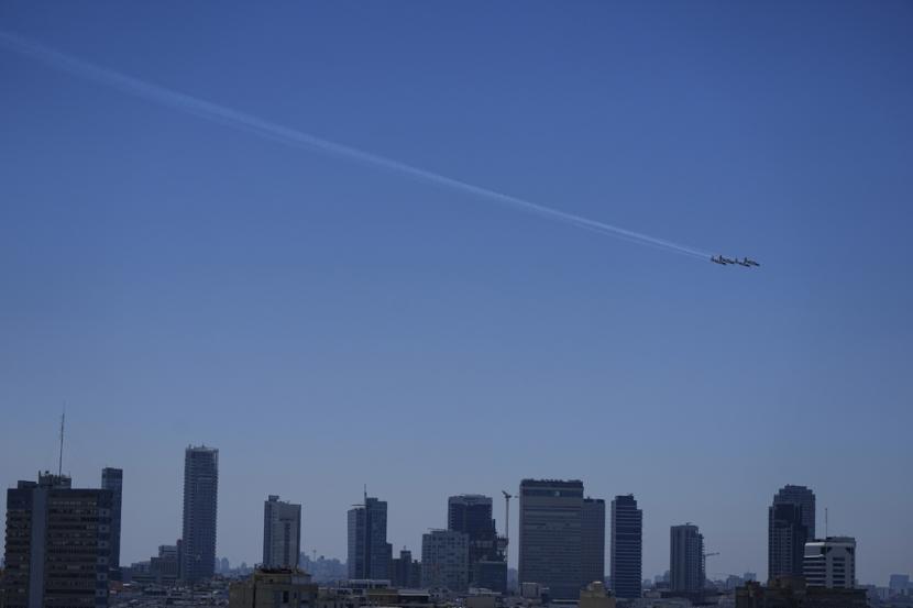 Pesawat Israel tampil dalam pertunjukan udara yang menandai peringatan Hari Kemerdekaan ke-75 negara itu di Tel Aviv, Israel, Rabu, 26 April 2023.