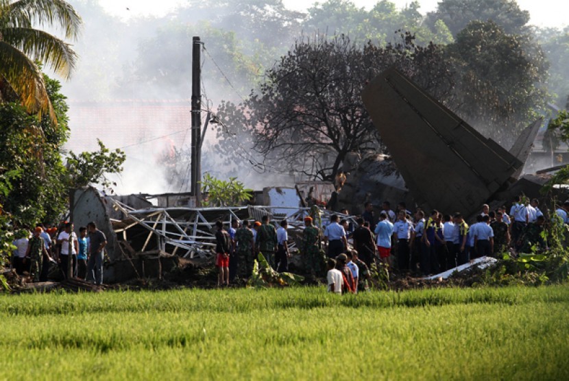 Pesawat Fokker 27 jatuh di sekitar kompleks perumahan Halim Perdanakusuma, Jakarta, Kamis (21/6). Kepala Dinas Penerangan TNI Angkatan Udara Marsekal Pertama Azman Yunus mengatakan, enam dari tujuh penumpang pesawat Fokker 27 tewas.