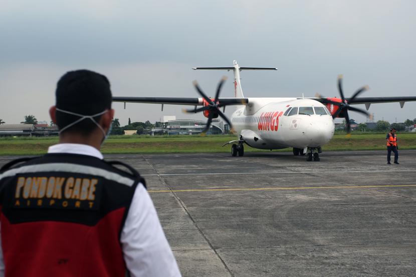 Pesawat jenis ATR-72 milik Wings Air bersiap parkir saat uji coba operasional penerbangan komersil di Bandara Pondok Cabe, Tangerang Selatan, Banten, Kamis (4/8/2022). Mulai 5 Agustus 2022 Bandara Pondok Cabe (PCB) akan melayani penerbangan komersil atau penerbangan penumpang berjadwal yang akan dilayani oleh maskapai Wings Air dengan tujuan Purbalingga, Cepu Blora, Sumenep Madura, Lubuk Linggau, Ketapang Pontianak dan Krui Lampung.