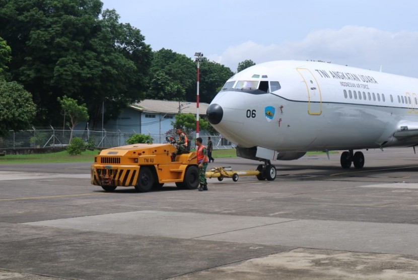 Pesawat jenis Boeing 737 yang akan dipakai untuk mengevakuasi WNI di Wuhan, Cina disiagakan di Skadron Udara 17,  Bandara Lanud Halim Perdana Kusuma, Jakarta, Kamis (30/1).