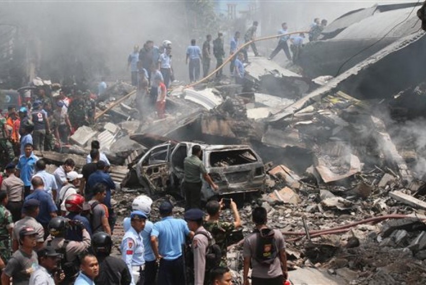   Pesawat jenis Hercules C-130 milik TNI AU jatuh di Medan, Sumatera Utara, Selasa (30/6).  (AP/Gilbert Manullang)