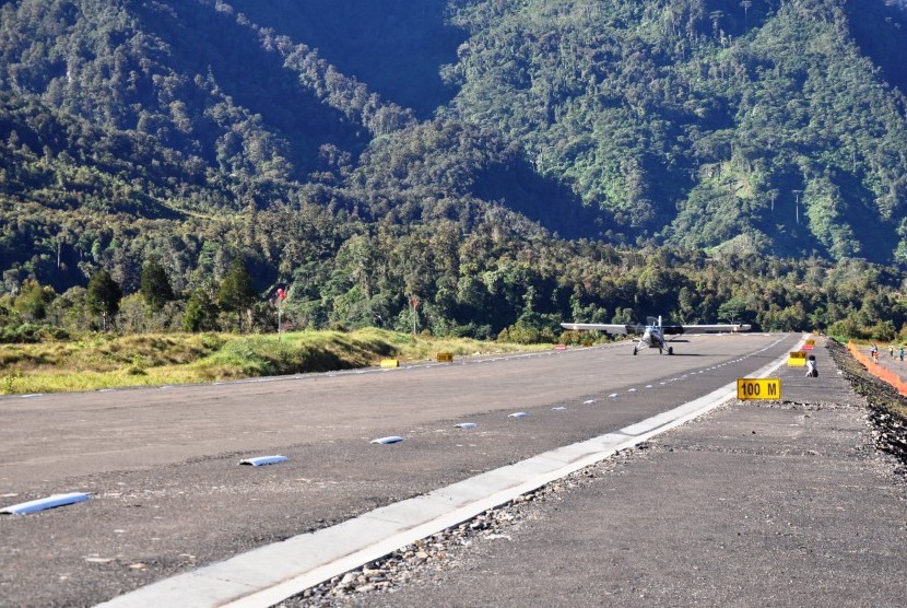 Pesawat Jenis Pilatus Porter milik melakukan tes mendarat (landing test) di Lapangan Terbang Perintis Arwanop, Distrik Tembagapura, Timika, Papua, Kamis (29/6). 