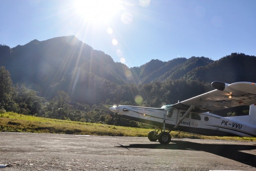 Pesawat Jenis Pilatus Porter melakukan tes mendarat (landing test) di Lapangan Terbang Perintis Arwanop, Distrik Tembagapura, Timika, Papua, Kamis (29/6). 