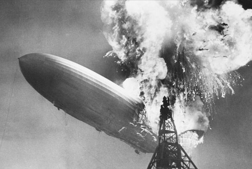 Pesawat Jerman Hindenburg, balon terbesar yang pernah dibuat, meledak saat tiba di Lakehurst, New Jersey, 6 Mei 1937. 