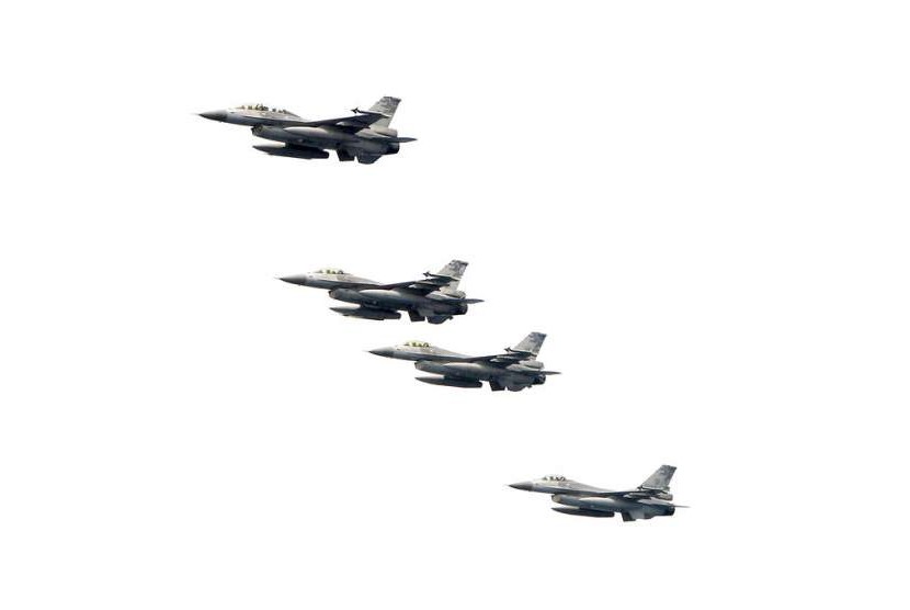 Pesawat jet tempur F-16 Taiwan terbang dalam formasi dekat selama latihan angkatan laut di stasiun laut Suao. AS telah menyetujui penjualan suku cadang untuk pesawat tempur F-16 dan pesawat militer lainnya ke Taiwan. (ilustrasi)