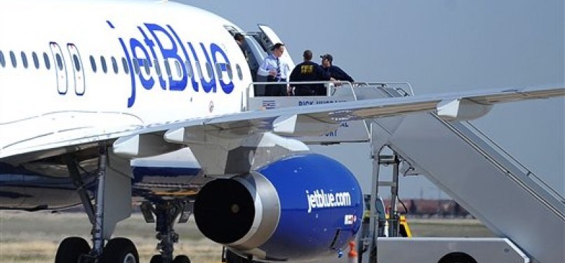 Pesawat JetBlue penerbangan 191 mendarat selamat di Bandara Internasional Rick Husband Amarillo, Amarillo, Texas, Selasa (28/3). 