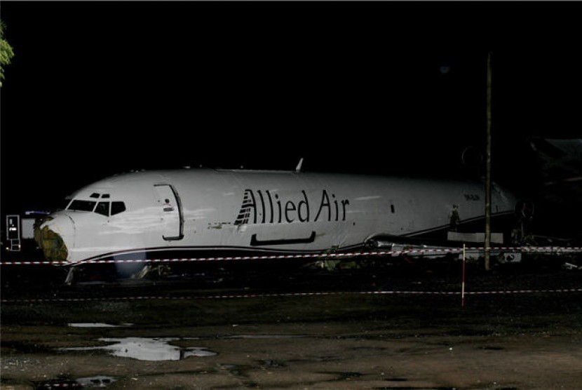 Pesawat kargo Boeing 727 mengalami kecelakaan di jalan dekat bandara internasional Kotoka di Accra, Ghana, Sabtu (2/6). Pesawat dikabarkan menabrak bus yang penuh penumpang. 