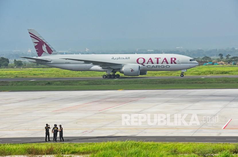 Pesawat kargo Boeing 777 Freighter Qatar Airways yang membawa logistik MotoGP tiba di Bandara Internasional Lombok (BIL), Praya, Lombok Tengah, NTB, Rabu (9/3/2022). 
